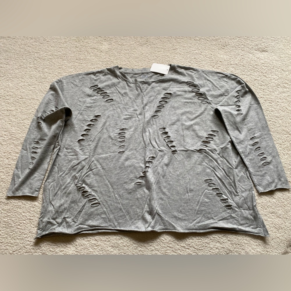PLA NET BY LAREN G ONE SISE GRAY COTTON RIP LOOK LONG SLEEVE TOP.